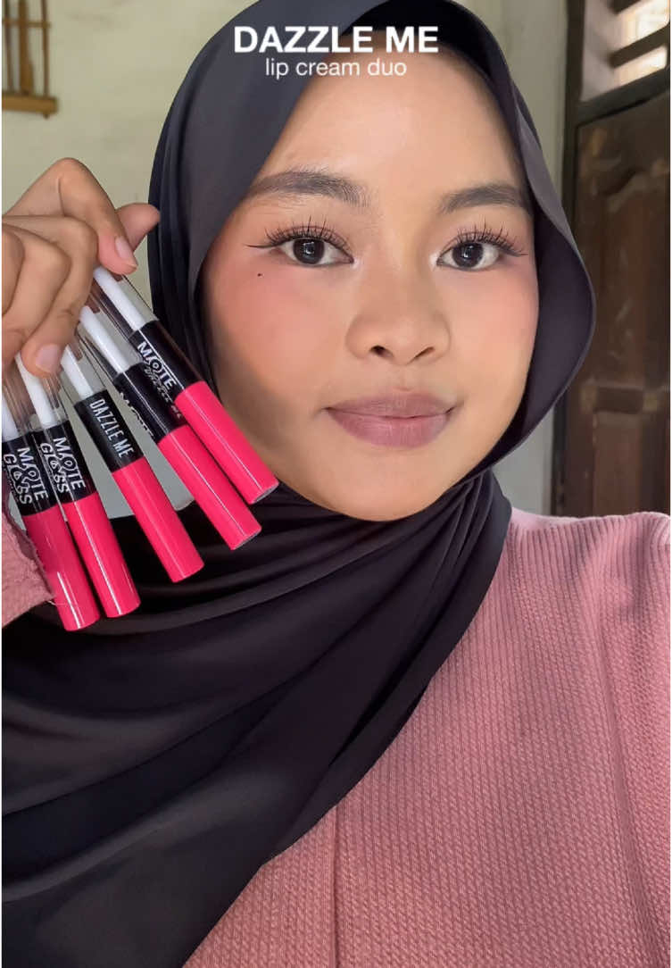 unik banget, biasanya ya kalau lip matte dikasih gloss itu PASTI transfer.. tapi lip duo punya dazzle me gak transfer dong 😭🫶🏻 #lipmatte #lipgloss #dazzleme 