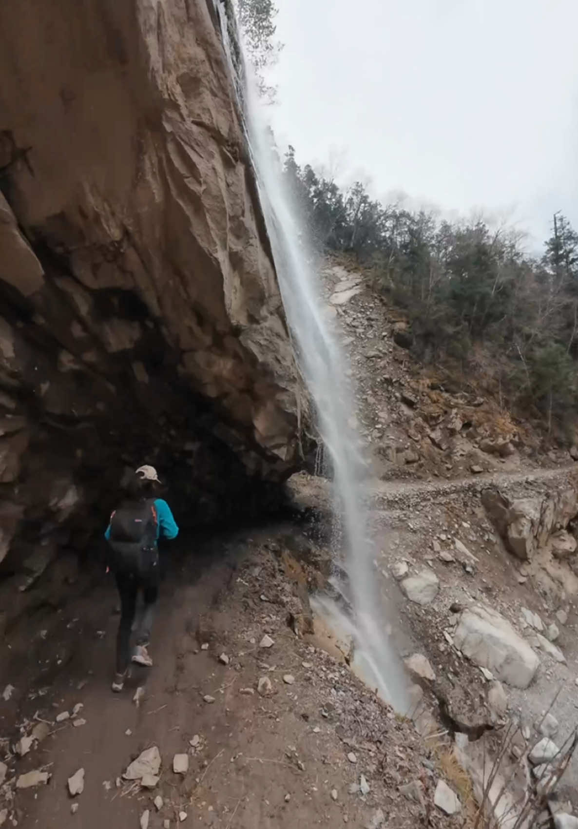 One of the best things about trekking is the beautiful waterfalls. 💙 #Outdoors #beautifuldestinations #nepal #narphuvalley #narphu #narphutrek #travel #nature #photography #traverart #wanderlust #adventure #himalayas #manang  