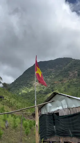 Không nhầm lẫn vào đâu được , cờ Việt Nam của chúng tôi ở đó . Đây là chốt bảo vệ rừng của vườn quốc gia Bác Ái - Ninh Thuận Việt Nam mình nha các bạn 🇻🇳❤️⛰ #xuhuong #ninhthuan #vuonquocgiabacaininhthuan #viralvideo #trending 