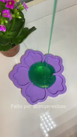 Nesse vídeo, você acompanha cada detalhe da criação do nosso bowl de resina, perfeito para organizar suas joias ou presentear alguém especial. ✨💚 Aproveite e garanta o seu molde com 10% de desconto usando o cupom *ange10* no site www.confeitariadosmoldes.com.br 📲Encomendas pelo WhatsApp 31 99608-4924 ▫️Enviamos para todo Brasil 🇧🇷 Frete fixo R$19 #resina #arteemresina #artesanato #coisasderesina #resinaepoxi #resinart #coisasfeitasamao #presentefeitoamao #portajoias