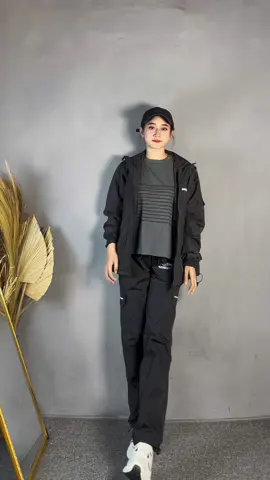 Lupa kalo bagian bawah jacket bisa diserut biar lebih pas, mau take vidio ulang uda cape tapi ini beneran bagus🫵🏼😭 #outfitideas #outfitinspo #outfitinspiration #ootdfashion #jacket #gorpcore #gorpcorefashion #tektok #pendaki 