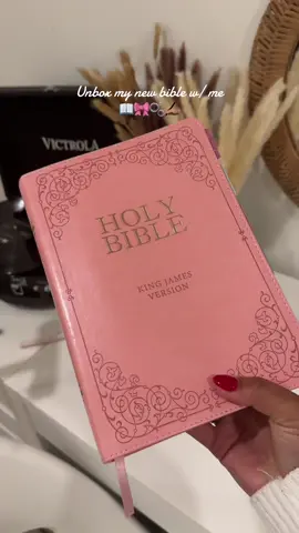 My kind of friday night💭 #bible #god #jesuslovesyou #holybible #kingjames #christianity #bibleverse #biblestudy #unboxin 