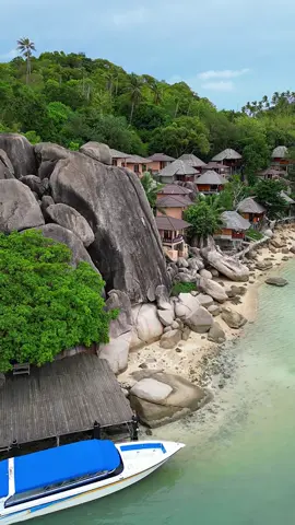 A tropical hideaway surrounded by towering rocks, palm trees, and pristine beach 🪨🌴 📍Taa Toh Lagoon Beach - Koh Tao, Thailand 🇹🇭 . . #thailand #thailandtravel #resort #hotels #vacation #beach #nature #travel #kohtao 