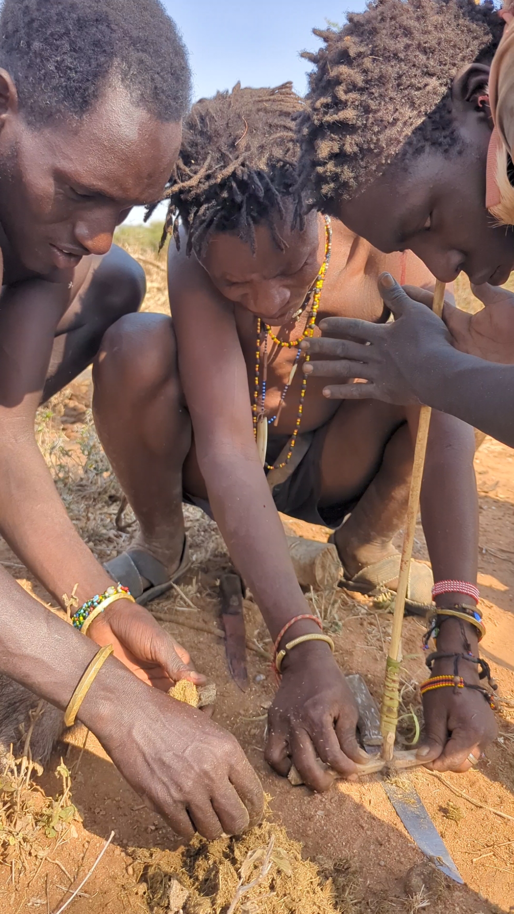 😳  see how hadzabe are lighting fires and using natural methods