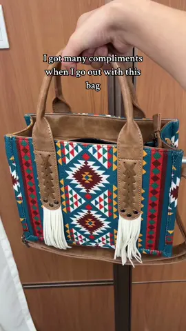 So pretty #tote#bag#totebag#boho#shoulderbag#casualbag#dailybag#fashionable#commuting#afforable#workbag#colors #tiktokshopblackfriday #tiktokshopcybermonday #spotlightfinds #gift#crossbodybag 