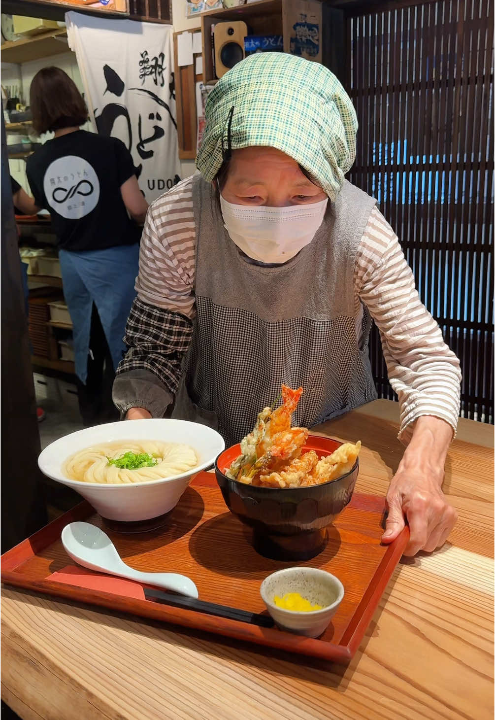 81歳のトモばあちゃんと孫の翔太くんが二人三脚で営むうどん屋さん🍜 【翔太のうどん】 ◎かけうどん 700円 　すだちうどん 1,100円 　翔太の天丼 880円 祖母と孫で始めた山奥の小さな街のうどん屋さん！ トモばあちゃんが畑で取ってきた食材を揚げて作る愛情たっぷりの天ぷらはサクサクで特製甘ダレとの相性抜群！ 翔太くんのうどんが渦巻く必殺スクリューうどんはコシと弾力があって喉越し最高🤤 ２人が仲良く働いてる姿が本当に素敵で見ててほっこりするなぁ！ #東京グルメ #東京ランチ #japanesefood #tiktokfood 