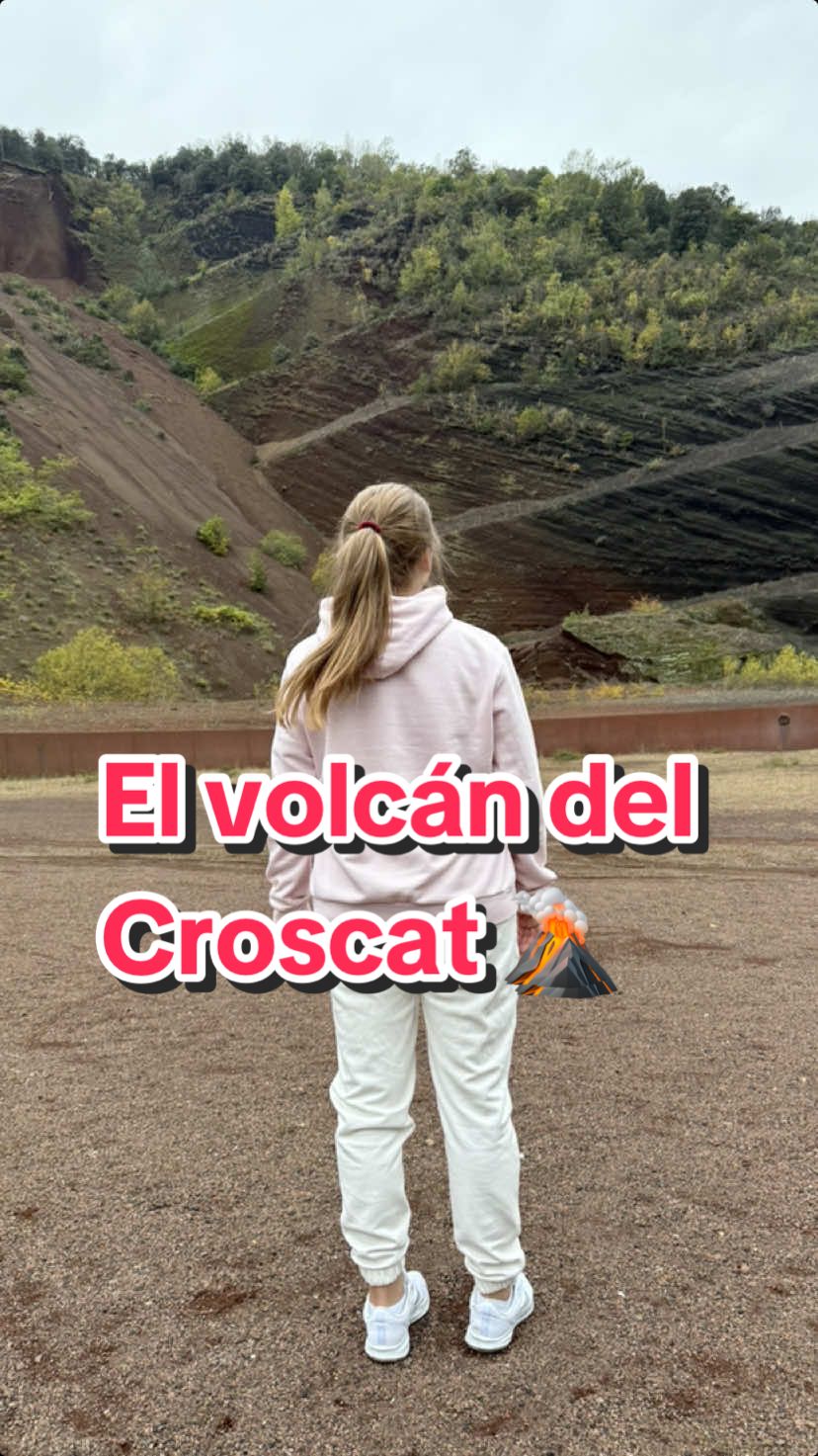 El Volcán del Croscat 🌋 El más reciente de la península ibérica, con el cráter en forma de herradura, se formó hace unos 11.000 años #españa #elcroscat #elvolcan #olot #garrotxa