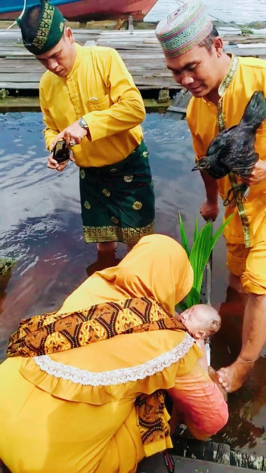 ADAT MANDI SEBELUM TASMIYAH ( Adat Melayu Kotawaringin Barat ) Kalimantan Tengah . #Tasmiyah #AdatBanjar #AdatKotawaringin #Kobar #KesultananKutaringin #KalimantanTengah #CentraBorneo #MelayuKotawaringin #Fyi #Fyp #hikayatbanjardankotawaringin 