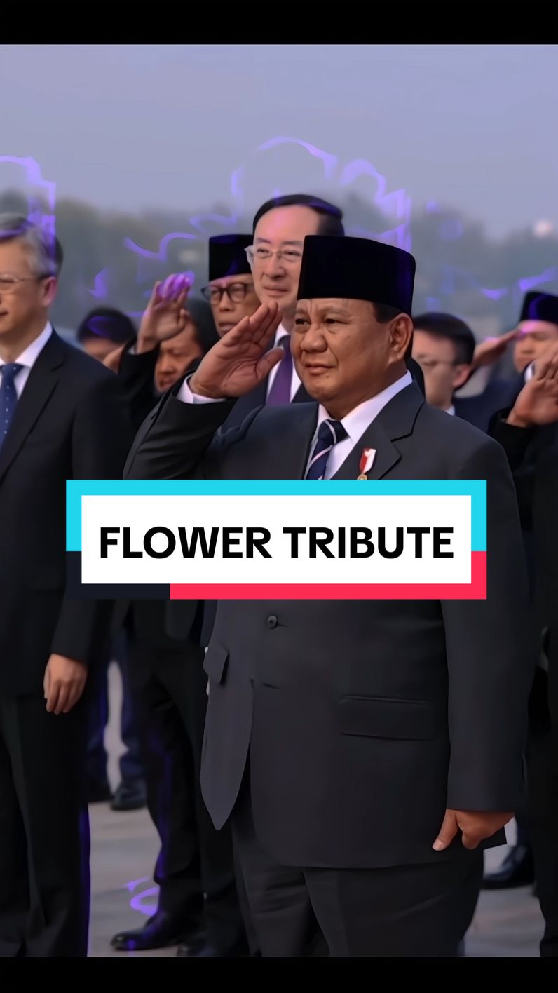 Beijing — Presiden RI ke-8 Prabowo Subianto melakukan peletakkan karangan bunga atau biasa disebut dengan Flower Tribute di Monumen Pahlawan Nasional, Tiananmen, China, Sabtu (9/11). Prosesi peletakkan bunga atau flower tribute ini acapkali dilakukan oleh Presiden yang berkunjung ke Beijing sebagai tanda bentuk penghormatan kepada para pahlawan di China. Momen ini berlangsung usai Prabowo melakukan pertemuan bilateral dengan PM China Li Qiang dan juga bersama Ketua Komite Tetap Kongres Rakyat Nasional (NPC) Zhao Leji. Setibanya Prabowo di Monumen Tiananmen, ia disambut langsung oleh Wakil Menteri Luar Negeri China Sun Weidong. Keduanya kemudian bertegur sapa dan bersalaman. #prabowosubianto #hasyimdjoyohadikusumo #prabowo #presiden #china 