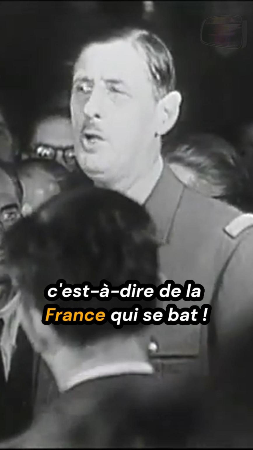 25 août 1944 : à l'hôtel de ville de Paris, le général de Gaulle, aux côtés de Georges Bidault et d'Alexandre Parodi s'adresse aux Parisiens et aux Français. Autour de lui, une foule en liesse l'acclame. C'est le moment qu'il attendait depuis quatre ans et il l'assume sa vive émotion dès le début de son discours. Ses paroles fortes resteront gravées dans l'histoire de France. «Pourquoi voulez-vous que nous dissimulions l'émotion qui nous étreint tous, hommes et femmes, qui sommes ici, chez nous, dans Paris debout pour se libérer et qui a su le faire de ses mains ? Non ! Nous ne dissimulerons pas cette émotion profonde et sacrée. Il y a là des minutes qui dépassent chacune de nos pauvres vies. Paris ! Paris outragé ! Paris brisé ! Paris martyrisé ! Mais Paris libéré ! Libéré par lui-même, libéré par son peuple avec le concours des armées de la France, avec l'appui et le concours de la France tout entière, de la France qui se bat, de la seule France, de la vraie France, de la France éternelle. » Il y a 54 ans, jour pour jour, le 9 novembre 1970, Charles de Gaulle nous quittait. #histoire #archive #degaulle #charlesdegaulle #paris #france #libération #culte #discours 