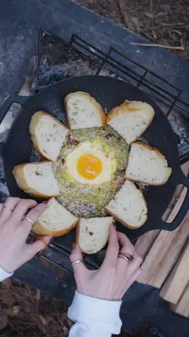 🌽鮭とコーンの炊き込みご飯&しらすのアヒージョ🐟 　 レシピは長くなるのでコメント欄に記載してます🙏 　 どちらもニンニクが効いてて最高に美味しかった🧄💓 　 　 #camp #camping #キャンプ #アウトドア #料理 #レシピ #キャンプ部 #アウトドア部 #outdoor 