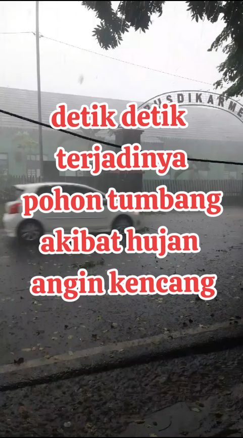 hujan angin kencang terjadi siang ini ... #CapCut #hujan #hujanangin #bencana #bencanahariini #pray #hujanes #badai 