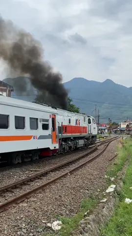 🎧ASMR lokomotif erupsi Berangkat dari Stasiun Leles 💨💨 Masinis pak @ryanmarlandani ☝🏻 KA 251 Serayu. #keretaapi #keretaapikita #videokereta #serayu #kobong #fyp 