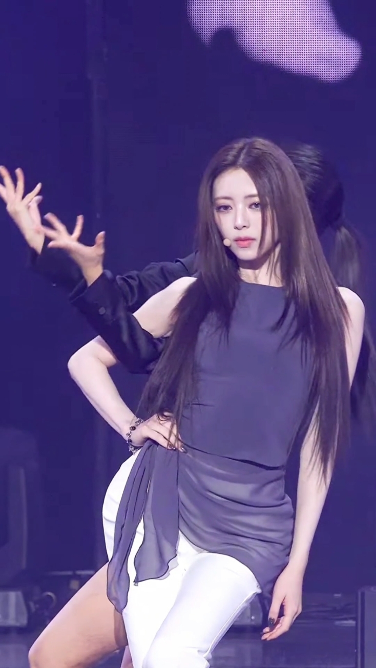 what it feel like to be in yuna posture in a day??!! 😆😆 #yuna #yunaitzy #itzy #imaginaryfriend #fancam