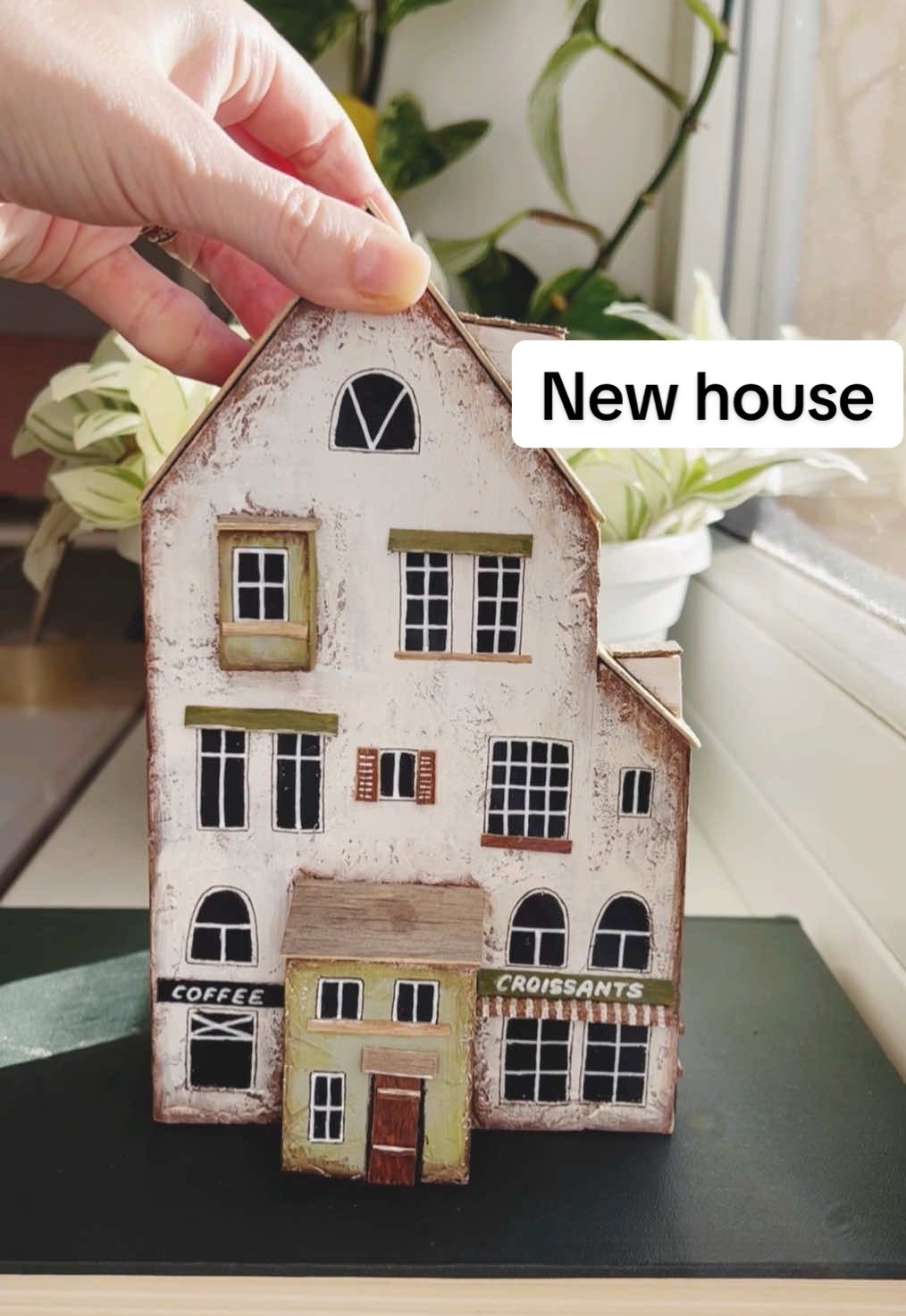 Just finished this new cozy house. I love how nice and cozy it turned out.  👍🏻Available on my shop. 🛫Clickable link in my bio! #christmasgift #miniaturehouses #woodenhouses #woodendecor #rustichomedecor #tiktokmademebuyit #hyggehome #olivedecor 