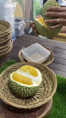 Heee iki lohh mangano duren ben opo? #durianlovers #duriansurabaya  #surabayakuliner #surabayaviral #durianblackthorn 