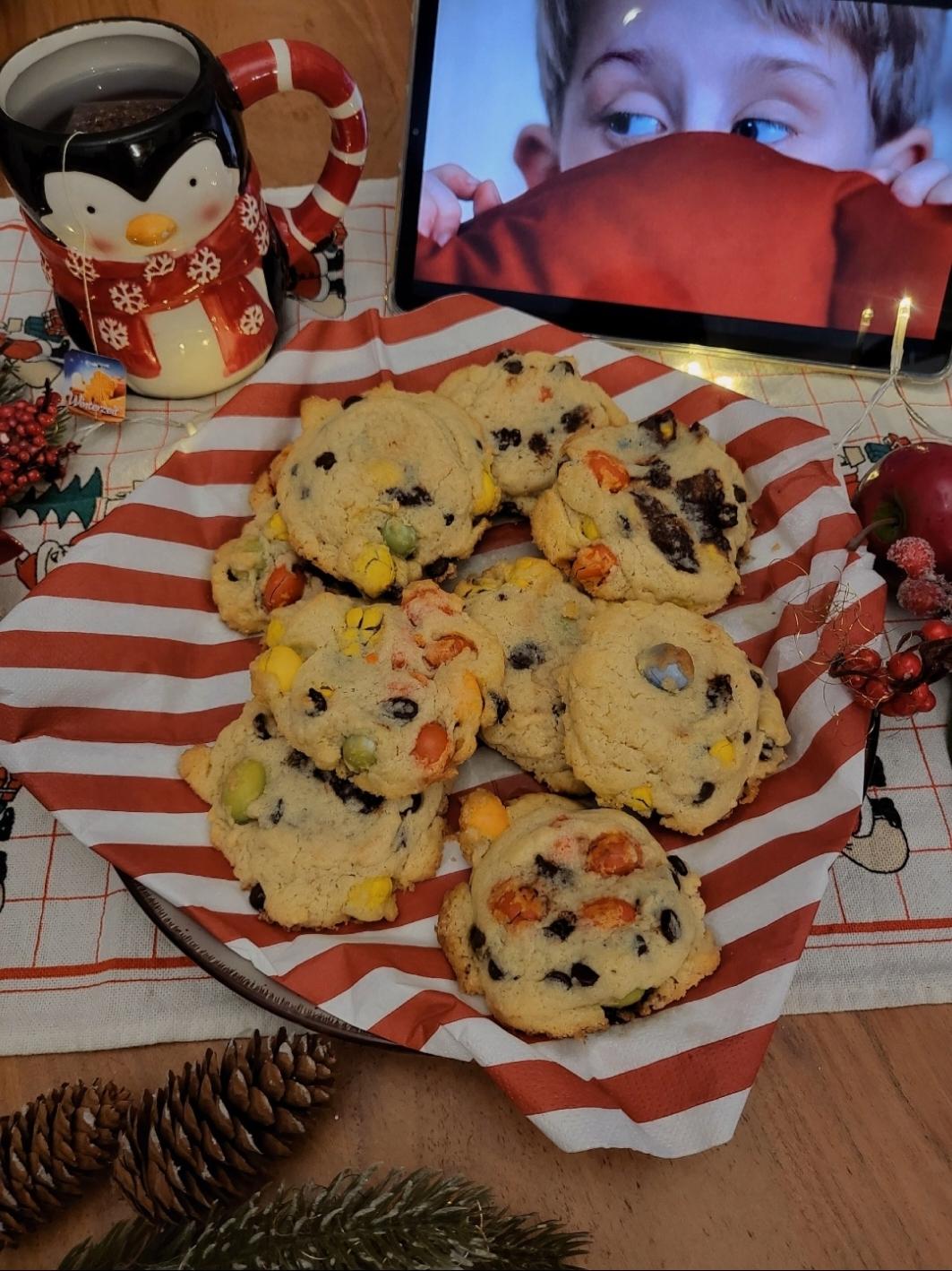 M&M Christmas Cookie recipe🎄🎅🏻🍫🍪 Ingredients: 5,5 tbsp Warm Butter  11 tbsp Sugar  10,5 tbsp Flour  1/2 tsp Baking Powder  1/2 tsp Salt  1 Egg  Vanilla Extract ( as much as you want) M&M   Chocolate drops  • ೋ•✧๑♡๑✧•ೋ • Preheat the oven to 160° • ೋ•✧๑♡๑✧•ೋ • Baking Instructions:  ⓵ mix the warm butter, sugar and vanilla extract in a bowl to form a mixture. ⓶ add the egg and stir until frothy  ⓷ using a sieve, add the flour, baking powder and salt to the butter mixture and stir in carefully, when the dough is creamy add the chocolate drops and mix them into the dough then add the M&Ms ⓸ cover the finished dough with foil and place it in the refrigerator for 30 minutes. ⓺ now take the dough out of the fridge and use a tablespoon to form balls and place them on a baking tray at large intervals and put the cookies in the oven for 12 minutes.  • ೋ•✧๑♡๑✧•ೋ • Eat the cookies fresh from theoven with a cup of hot chocolate and whipped cream. • ೋ•✧๑♡๑✧•ೋ • #Recipe #baking #cooking #cookies #asmr #christmas #holydays #christmascookies #bakingrecipes #christmasbaking #christmasrecipe #bakingtherapy #christmas2024 #christmasvibes #fyp #foryoupage #baketok 