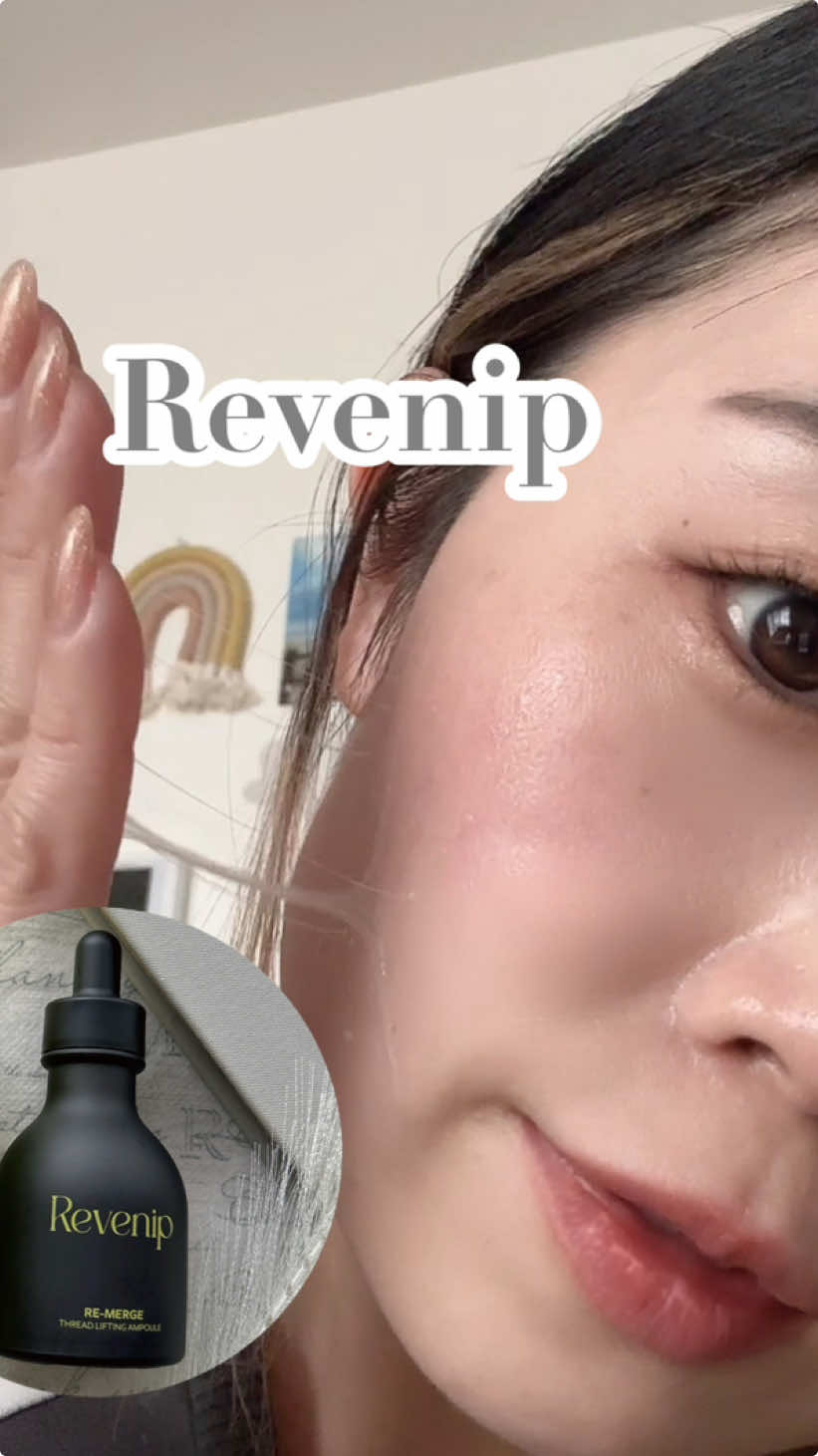 ︎︎𓂃⟡.·塗る糸リフト?!＞＞＞ ⁡ ／ REVENIP @revenip リベニプリマージ糸リフティングアンプル ＼ ⁡ びよーーーんとのびる、ねばっとしたテクスチャーが特徴の、たるんだ肌を再生させる塗る糸リフト♡ 2週間以上続けて使用すると肌のハリやリフトケアができるらしい!!✧ ⁡ 3つのリフトアップ臨床試験完了✧  • たった1回の使用で弾性復元力 56.9%改善  • たった2週間の使用で二重あごリフトアップ 26.6%改善  •  たった2週間の使用で顔面(頬)リフトアップ 7.32%改善 すごいよね？！😳 ⁡ 糸リフトと同一原理である吸収糸(10,000PPM)配合でコラーゲン、エラスチン、10種類のヒアルロン酸、それにコラーゲンの生成を促すシナジー成分も配合✧ 低刺激テストも完了してるから、敏感肌でも使用できるよ✌️ ⁡ 塗る時はネバーっととろーんとしたテクスチャーだけど、塗り込んでいくとベタついたりしなくて使いやすいし、ほのかな花の香りもいい香り︎︎𓂃⟡.· 朝晩使えるのも嬉しい😳 私は二重アゴきになるから、頑張って塗り込んでみようって思ってるよ!! ⁡ Qoo10にて販売してるからチェックしてみてね😍 ⁡ #REVENIP #リベニプ #リマージ糸リフティングアンプル #QOO10 #リフトアップ #コラーゲン #美容液 #韓国スキンケア #韓国化粧品