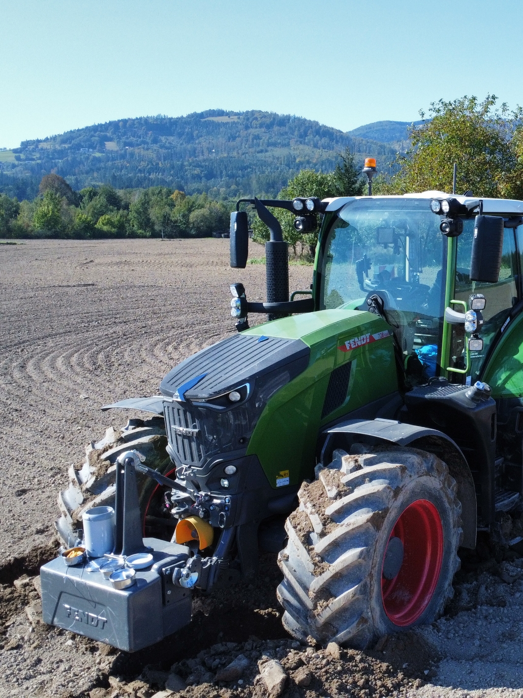 Fendt has a problem... 😤🫢☹️😥 • • 🆕Fendt 728 Gen7💚+ Pöttinger Terrasem V6000DZ❤️ 😎😈🤭😍✌🏼 • #fendt728 #fendt #pöttinger #pöttingerterrasem #sowing #seti #farminglife #fendt #farmingvideos🌾🌾 #farminglife #zemedelstvijezivotnistyl😎🚜🤤 #zemědělství😎❤️🚜🌾 #zemědělství🍀🌾🌿 #agro #agrovideo #agroculture🔝🔝🔝❤️🚜 #video #dji #djipvideo #djiphotopraphy #djimini2se #fendt824 #fendt824helper  #mud  #bahno #fendtproblems #fendtinmud #mudtires #mojetvorba➡️⬇️  📷@kluzondra 🚜@kaleta9699