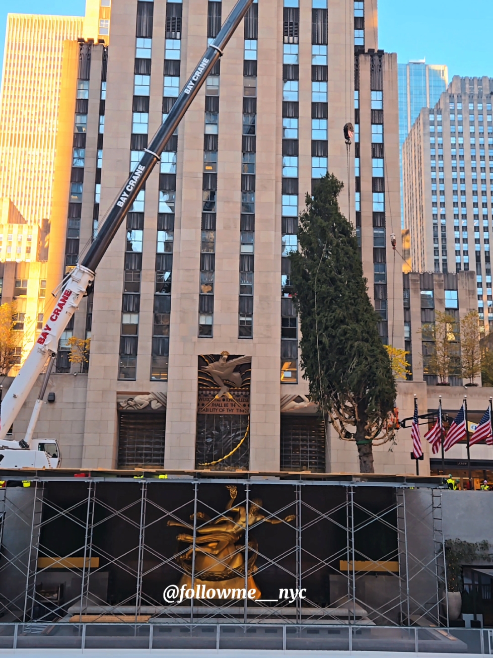 The Rockefeller Christmas Tree ✨️🎄✨️ #rockfellercenter #rockfellercenterchristmastree #christmasinnewyork #manhattan #newyork #travelnyc #beautifuldestinations #wonderful_places #usa  @rockefellercenter 