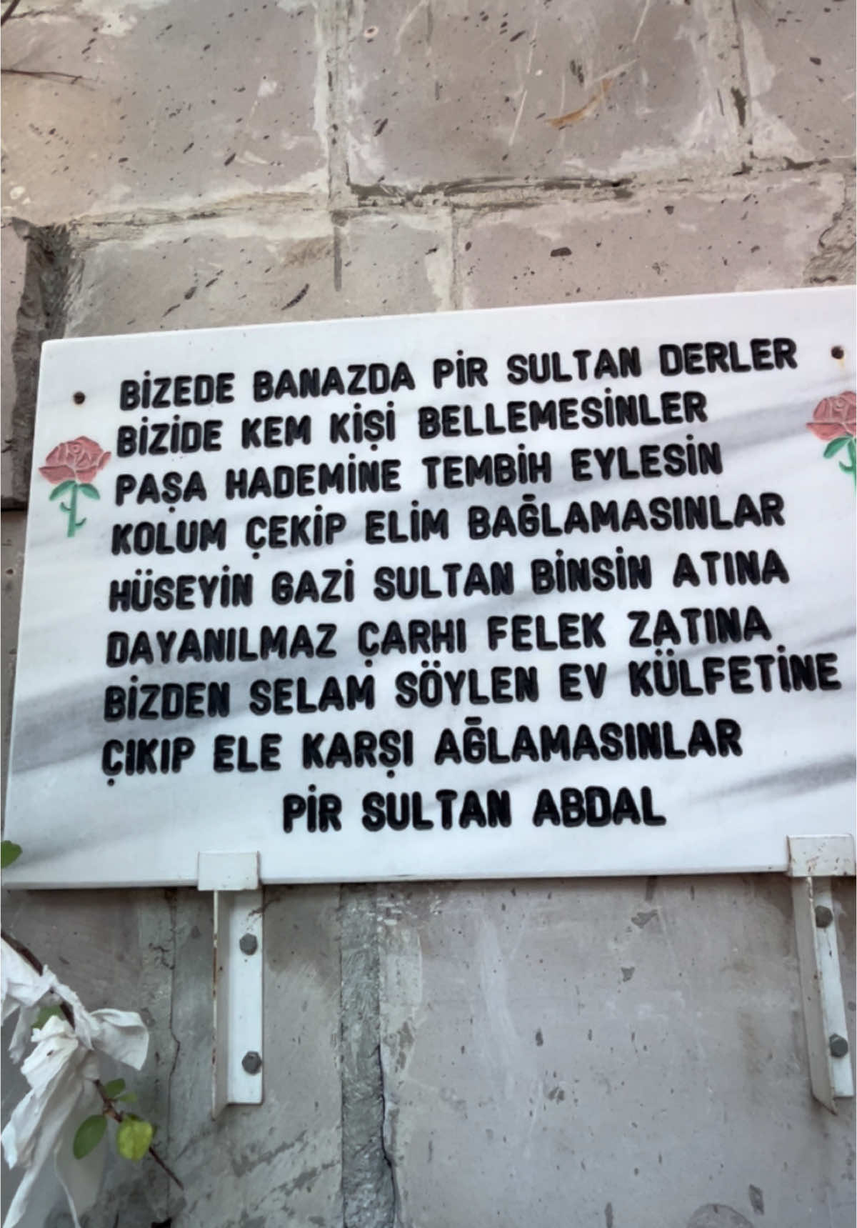 Pir Sultan Abdal evinin bahçesindeki dilek ağacı 🙏  #pirsultan #pirsultanabdal #pirsultanabdalım✌⚔⚔✌🌹🌹 #alevi #türküler #türkülerimiz #türkülersevdamız #uzunhava #keşfet 