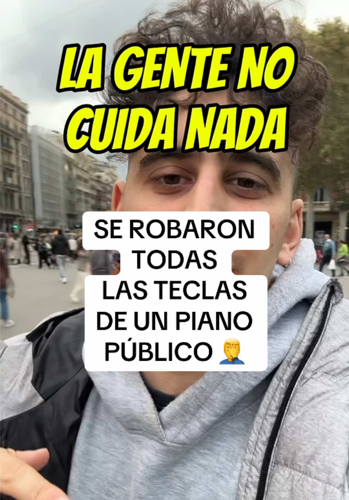 Se robaron todas las teclas de un piano en Plaza Catalunya, Barcelona Yo no entiendo nada ya.. Que opinan de esto? #barcelona #bcn #españa 
