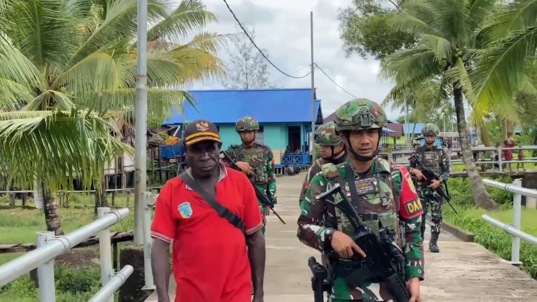 Pengecekan pembangunan rumah ADD (Alokasi Dana Desa) oleh pos Fayit Satgas pamtas kewilayahan RI-PNG Yonif 141/AYJP bersama kepala kampung AIS di distrik Fayit Kabupaten Agats Provinsi Papua selatan.  #satgas #tni #tniad #satgaspapua 