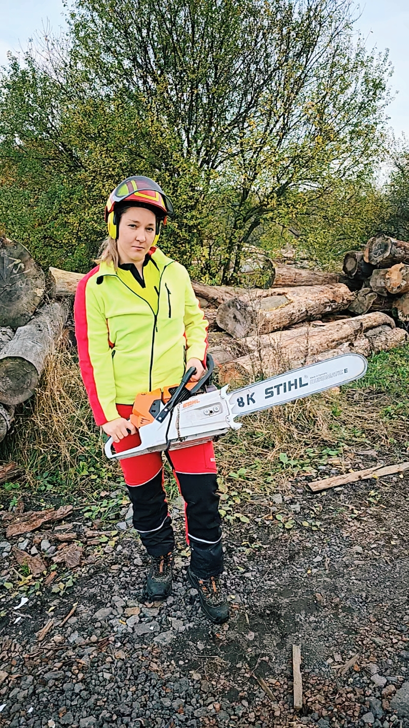 In Slowmotion hörte sich meine Queen wie eine läutende Kirchenglocke an. Jedoch erst, nachdem ich die Kettenbremse gelöst hatte.  #LifefiresQueen #lumbersophie #stihlgirl #soundcheck #slowmotion #motorsägestarten #stihlms881 #mostpowerfullchainsaw #Sound #originalsound 