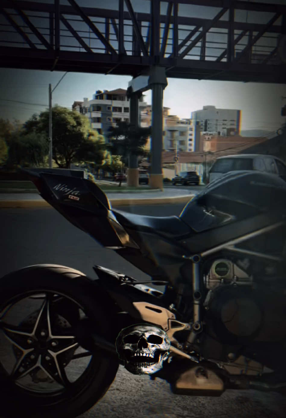 #capcut_edit 🏍️ LA DEPORTIVA KAWASAKI NINJA H2R😮‍💨🍷 #kawasakininjah2r #kawasaki #ninja #h2r #alcorte #biker #motorcycles #todoelmundo #seguidores #pasionporlasmotos @TikTok @TikTok UKM Indonesia @CapCut @TikTok Italia 