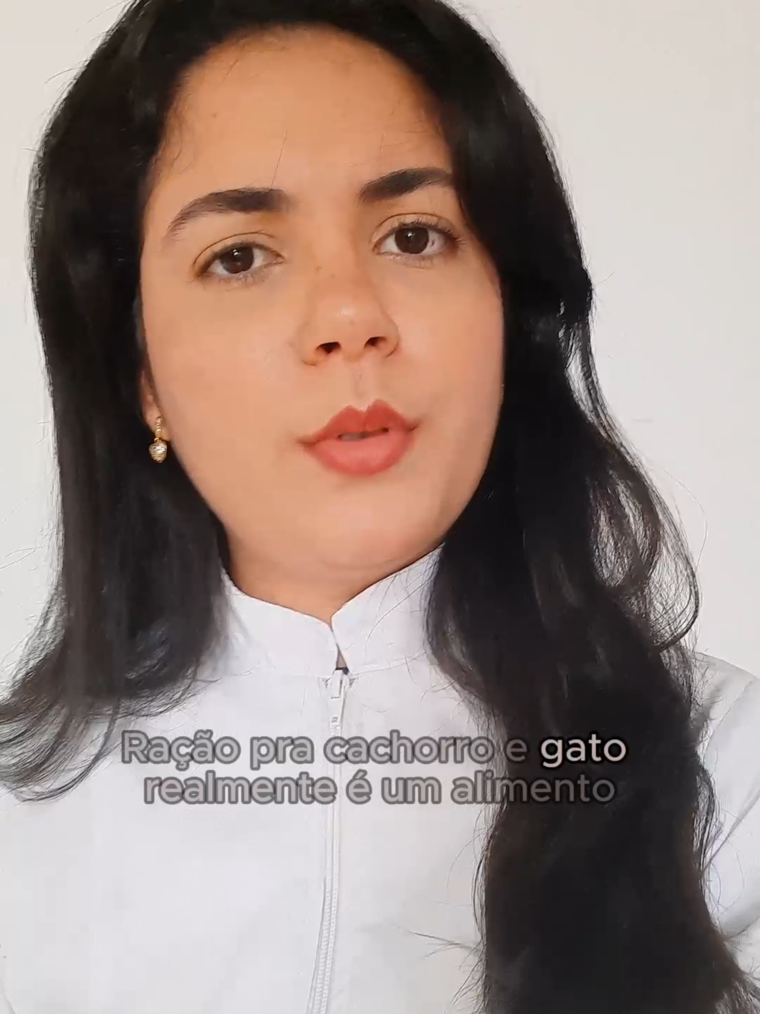 Você sabe se a ração do seu pet é um alimento ultraprocessado? Neste vídeo, explico um pouco sobre o processo de fabricação das rações e se elas podem ser consideradas ultraprocessadas. Vamos entender como isso afeta a saúde do seu pet e o que considerar na escolha do melhor alimento! #nutricao #veterinaria #racao #dog #cachorro #nutricionista