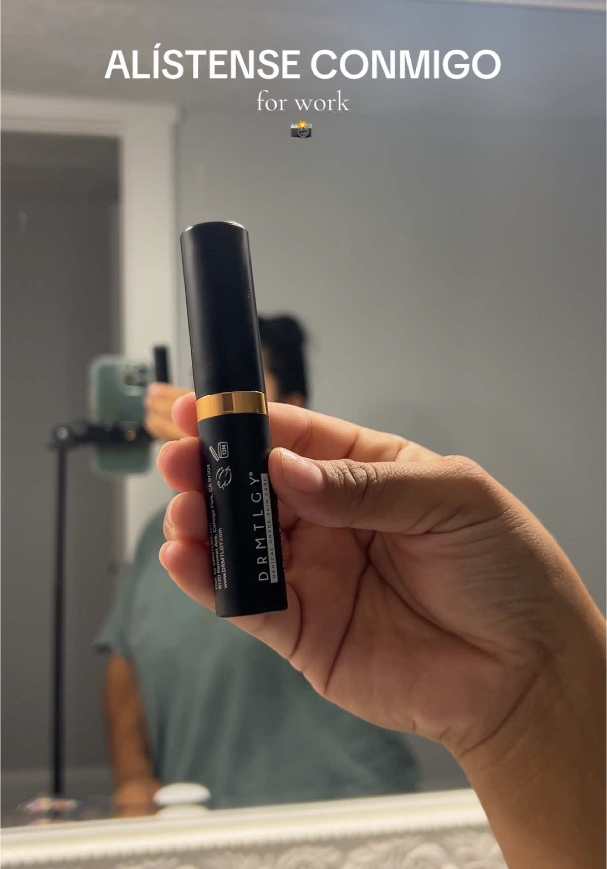 On mom mode this morning, now it’s time to look presentable 😅📸 #eyecolorcorrection #orangecart #romerostudios #momootd #work #undereyebrightner #motd 