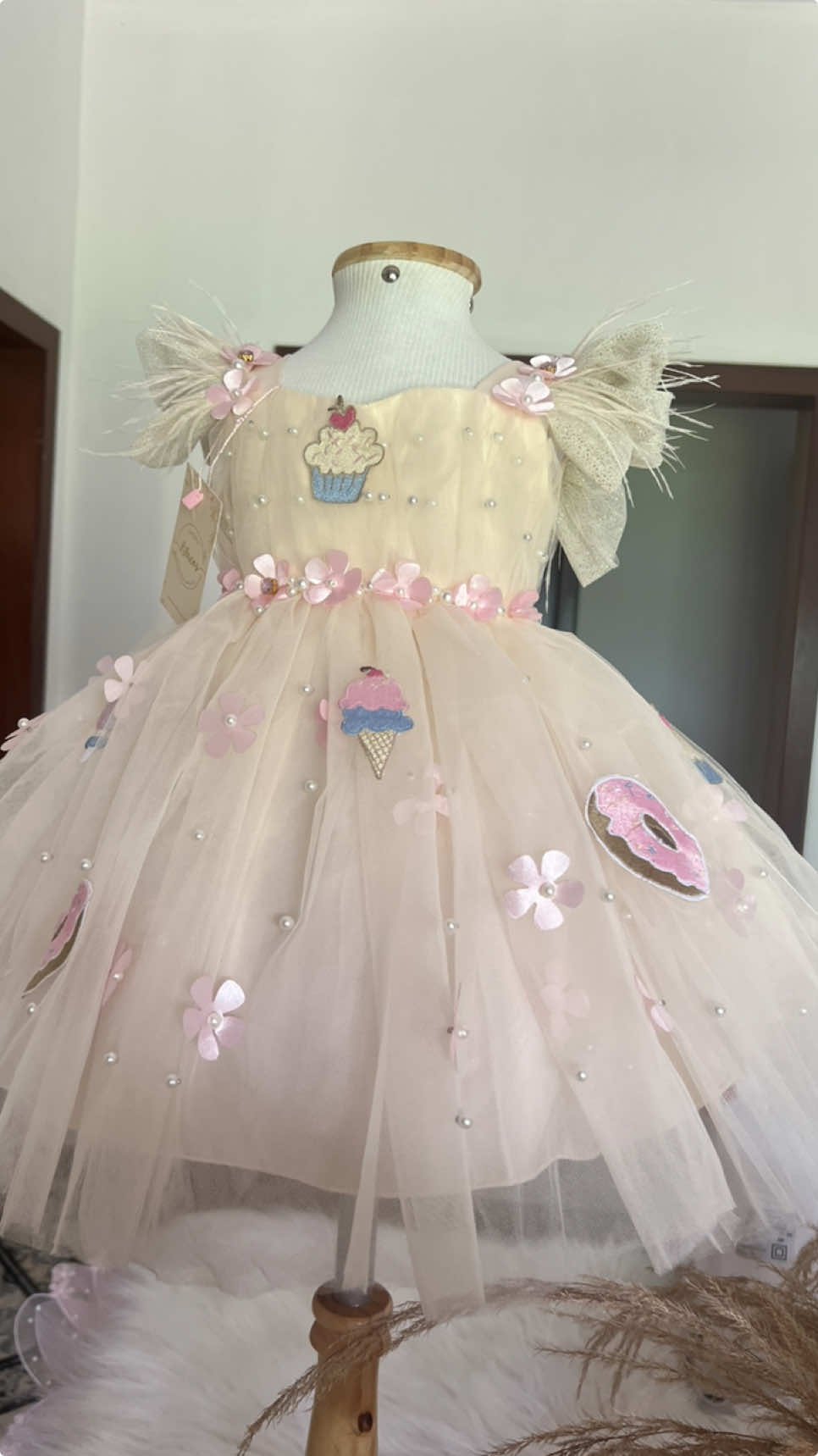 Vem ver de pertinho esse pedido incrivel feito com o coração 🍰🍩🤍🍭##vestidos #maedemenina #doceria #festadoceria #vestidoconfeitaria #vestidoinfantil 