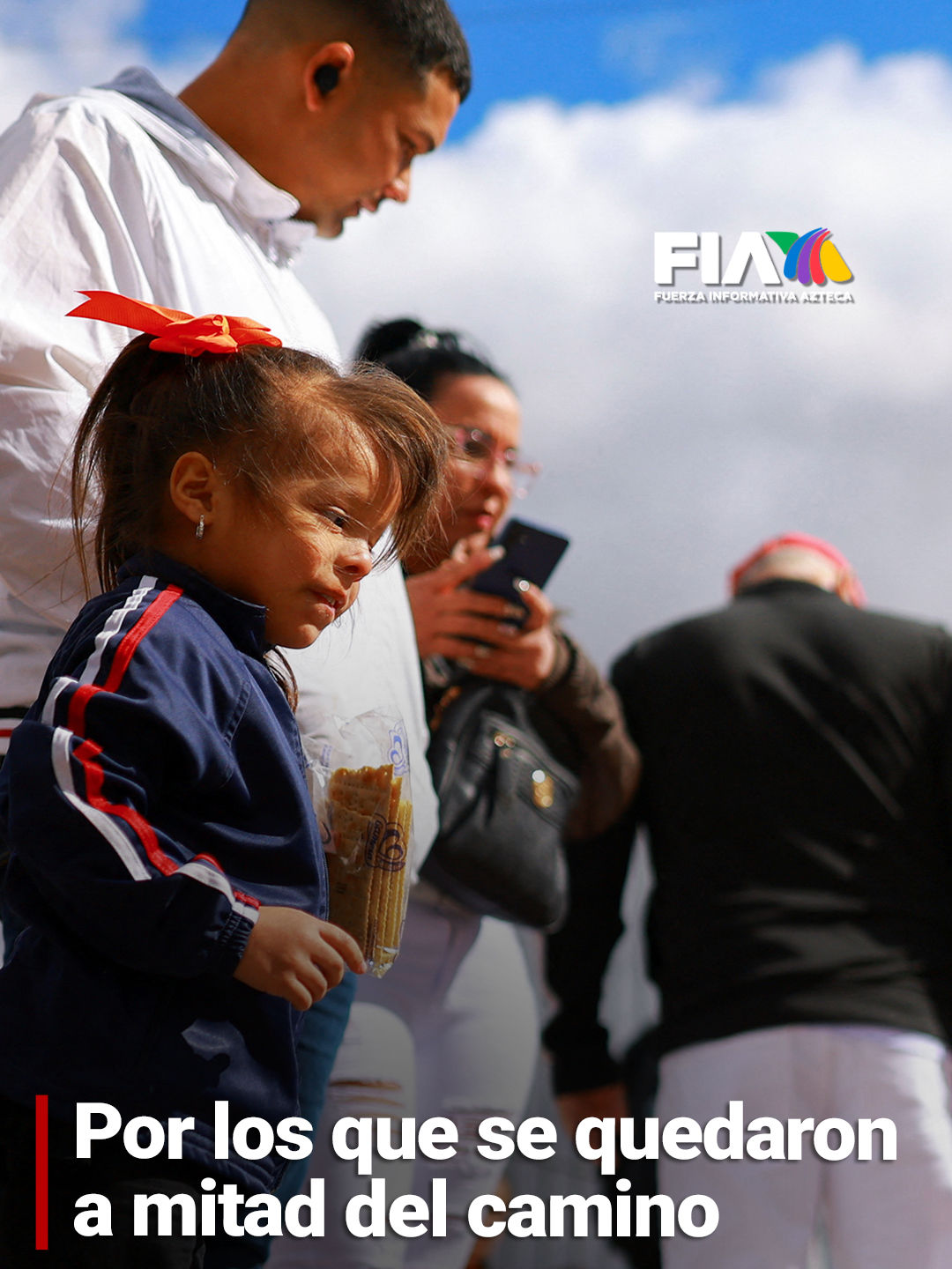 Misa por los migrantes fallecidos  Esta mañana, en el punto donde se unen #Chihuahua, #Texas y #NuevoMéxico, se llevó a cabo una misa binacional en honor a los migrantes. Con cruces blancas colocadas en el lado mexicano, se recordó a aquellos que han perdido la vida en su intento de cruzar hacia EU. Durante la ceremonia, migrantes desfilaron con banderas de sus países, mientras un puente de madera se instaló en el Río Bravo como símbolo de unión. La misa, oficiada por los obispos de Ciudad Juárez, Las Cruces y El Paso, es un recordatorio de esperanza y solidaridad en la frontera.  Informa Reynaldo Lara.  #AztecaNoticias #Noticias #News #FIA #Misa #Migrantes #EU