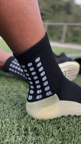 ¡Dile adiós a las ampollas y a la incomodidad en cada jugada! Nuestras medias antideslizantes te ofrecen un agarre superior y mayor confort al cambiar de dirección en el campo.⚽️👌 Valor: $18.000 Pago contraentrega en Manizales Envíos a todo el país🇨🇴 #futbol #colombia #gol #seleccioncolombia 
