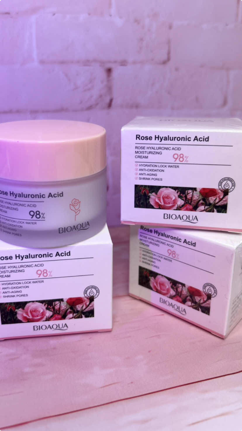 🌹 Rosas y ácido hialurónico, un dúo perfecto para una piel perfecta. ✨Nuestra crema facial te ayudará a mantener una piel suave, hidratada y radiante 🧖🏻‍♀️ #BellezaNatural #CremasFaciales #Rosas #Hialuronico