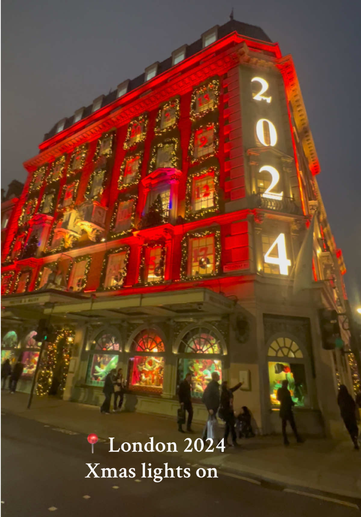 It’s tiiiiiiiime 🎄✨ #christmas #londonhotspots #christmaslondon #london2024 #lightsonlondon #londonchristmaslights #christmaslights #londonlights 