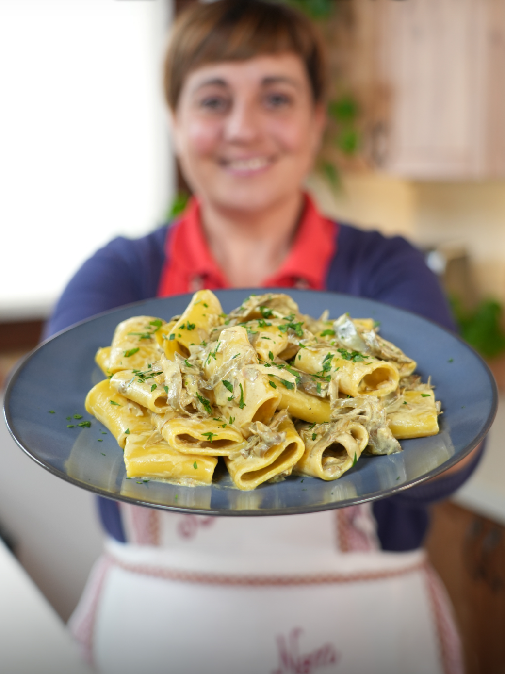 PACCHERI CREMOSI CARCIOFI E ZAFFERANO Pochi ingredienti per un primo piatto molto sfizioso. INGREDIENTI 320 g di paccheri 4-5 carciofi 1 spicchio di aglio Olio d’oliva  mezzo bicchiere di vino bianco Sale 1 bustina di zafferano 200 ml di panna da cucina Prezzemolo tritato  PROCEDIMENTO Iniziamo pulendo i carciofi: tagliamo il gambo ed eliminiamo tutte le foglie esterne più dure. Tagliamo anche la punta con un taglio in obliquo, così non eliminiamo il cuore che è la parte più tenera. Tagliamo i carciofi a metà e, nel caso ci fosse, eliminiamo la barbetta all’interno con la punta del coltello. Ora tagliamoli a fettine sottili e mettiamole in una ciotola, poi puliamo e tagliamo a pezzetti anche il gambo. In una padella facciamo soffriggere l’aglio tritato con un po’ d’olio, poi aggiungiamo i carciofi e lasciamoli rosolare. Sfumiamo con il vino, saliamo, aggiungiamo un paio di mestoli d’acqua, copriamo con il coperchio e facciamo cuocere per 15 minuti circa, mescolando di tanto in tanto. Nel frattempo buttiamo in acqua bollente salata i paccheri. Facciamo sciogliere lo zafferano nella panna da cucina. Aggiungiamo la panna ai carciofi e lasciamo insaporire giusto un minuto. Scoliamo la pasta al dente e ripassiamola in padella, aggiungendo un paio di mestoli d’acqua di cottura. Impiattiamo e diamo un tocco di colore con un po’ di prezzemolo tritato. I nostri paccheri carciofi e zafferano sono pronti: buon appetito! #carciofi #pastacarciofi #Recipe #ricettafacile #benedettarossi #fattoincasadabenedetta #cucinaitaliana