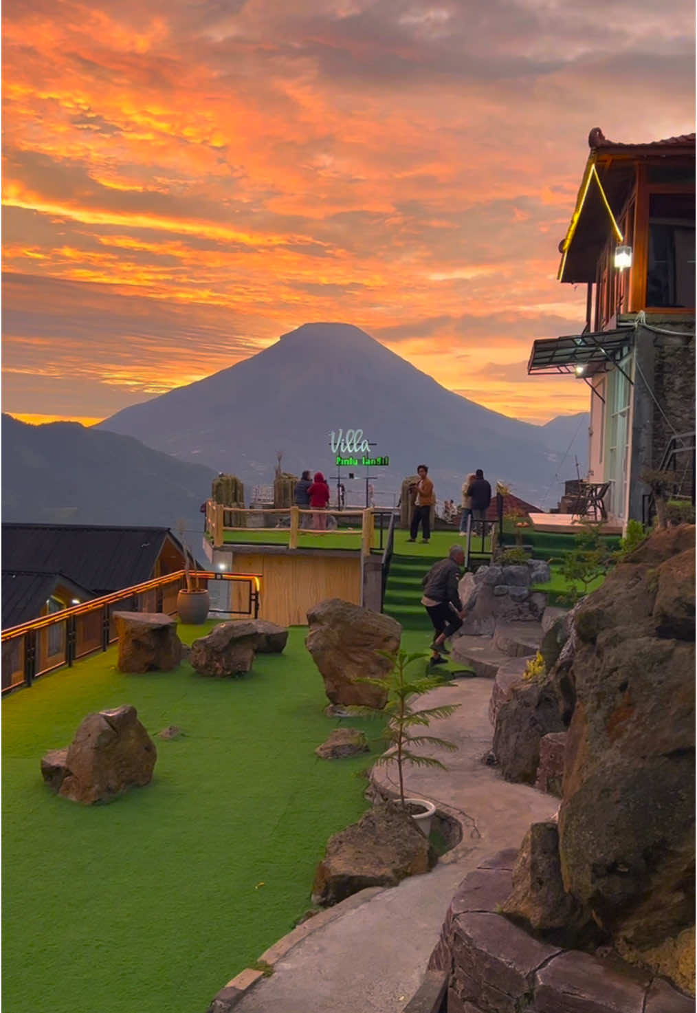 Sunrise yang indah dari villa pintu langit 📍 Villa pintu langit #fyp #fypシ #villapintulangit #dieng #wonosobo #jelajahliburan #JelajahLiburan 