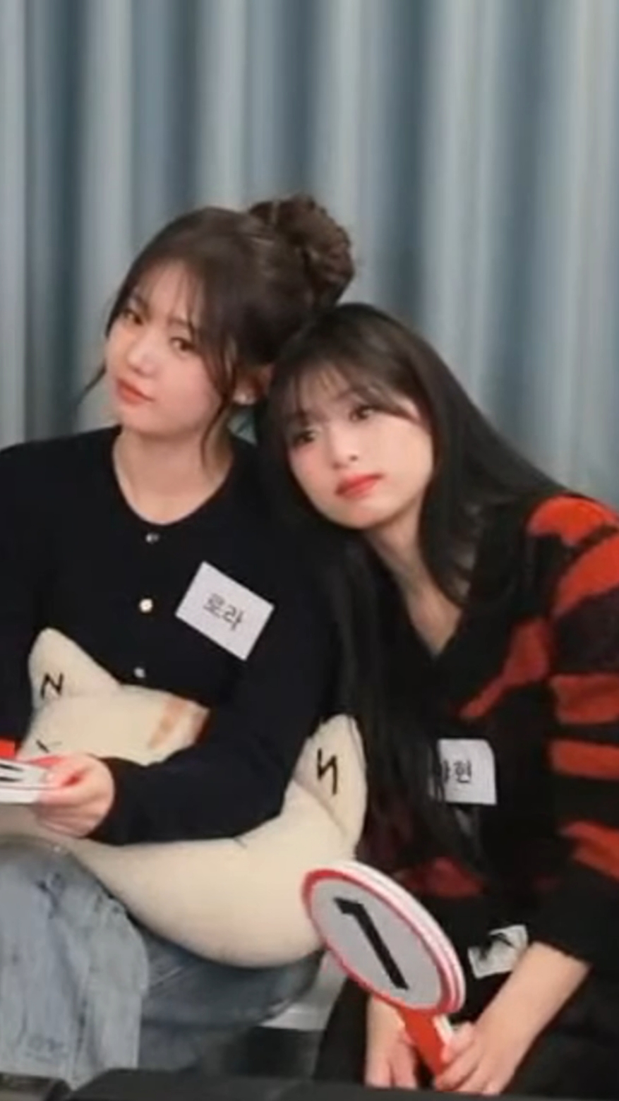 nyender terus Yeon, nyaman yaa sama pundaknya dek roro?? 😇🥰 #ahyeon #rora #royeon🦋🐼 #royeon #babymonster 