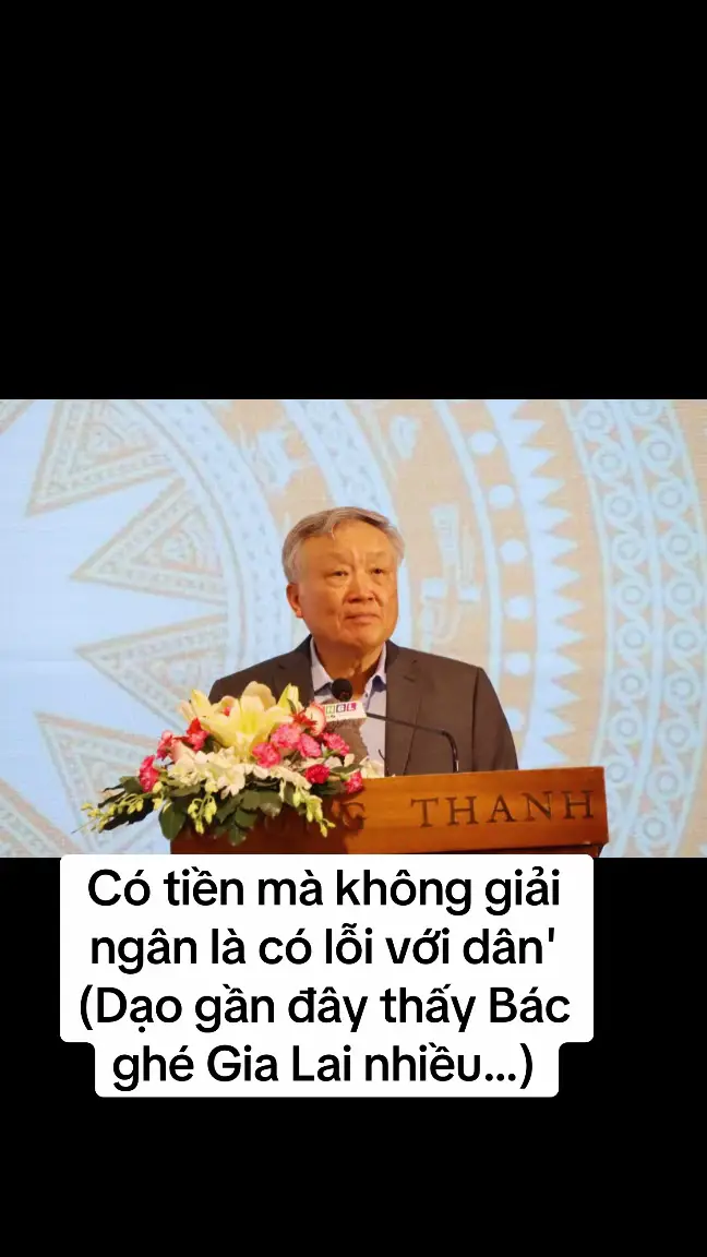 Ngày 9-11, tại TP Pleiku (Gia Lai), Ủy ban Dân tộc tổ chức hội nghị đánh giá kết quả thực hiện Chương trình mục tiêu quốc gia phát triển kinh tế- xã hội vùng đồng bào dân tộc thiểu số và miền núi giai đoạn 2021-2030 khu vực miền Trung – Tây Nguyên. Hội nghị nhằm đánh giá Chương trình giai đoạn I 2021-2025 và đưa ra giải pháp, định hướng cho giai đoạn tiếp theo 2026-2030. Đời sống người dân được cải thiện Phát biểu chỉ đạo tại hội nghị, ông Nguyễn Hòa Bình, Phó Thủ tướng Chính phủ, Trưởng Ban Chỉ đạo Trung ương các Chương trình mục tiêu quốc gia giai đoạn 2021-2025 nhấn mạnh: Chương trình đã được Quốc hội, Chính phủ phê duyệt, triển khai thực hiện được gần bốn năm trên địa bàn 49 tỉnh, thành phố trực thuộc trung ương vùng dân tộc thiểu số miền núi, trong đó có 16 tỉnh miền Trung và Tây Nguyên. Đây là chương trình xây dựng mới hoàn toàn và bước đầu đi vào hoạt động. Do đó, Quốc hội, Chính phủ, Thủ tướng Chính phủ, Ban chỉ đạo Trung ương và các bộ, cơ quan trung ương đã quyết tâm cao, tích cực xây dựng và ban hành các cơ chế chính sách để hướng dẫn, tổ chức thực hiện chương trình ở các cấp. Thời điểm này, các tỉnh khu vực miền Trung và Tây Nguyên đang tích cực tổ chức triển khai các dự án, tiểu dự án. Qua bốn năm thực hiện, các tỉnh đã có những kết quả tiến bộ nhất định về các mục tiêu, chỉ tiêu, nhiệm vụ; kết quả giải ngân các nguồn vốn của Chương trình. Phát biểu kết luận tại hội nghị, Phó Thủ tướng Nguyễn Hòa Bình, đánh giá cao những quyết tâm, nỗ lực, sự vào cuộc của toàn hệ thống chính trị và sự đồng lòng của người dân 16 tỉnh trong khu vực miền Trung và Tây Nguyên. “Chúng ta đã ban hành một chương trình rất đúng, rất trúng, thể hiện sự quan tâm đặc biệt của Đảng với vùng DTTS, vùng khó khăn. Lâu lắm chúng ta mới có một chương trình toàn diện như thế này. Trong giai đoạn đầu, đời sống của đồng bào nâng cao đáng kể, số hộ nghèo giảm, hạ tầng phát triển, diện mạo miền núi thay đổi rất nhiều, nhiều chính sách nhân văn đến với người dân, tạo niềm tin của đồng bào đối với Đảng”, Phó Thủ tướng nói. Tuy nhiên, chương trình còn nhiều tồn tại, hạn chế do mới, chưa có kinh nghiệm nên quy định về pháp luật ở nhiều địa phương còn vướng, chồng chéo không sát thực tế… Phó Thủ tướng cũng nêu rõ, chính sách của chúng ta là khuyến khích thoát nghèo, nhưng cũng có những chính sách vô tình khiến người ta không muốn thoát nghèo, ở lại nghèo để hưởng chính sách. Có nơi, vừa ra khỏi xã nông thôn mới, cả nghìn hộ không được hưởng chính sách gì cả, trong khi người dân chưa thực sự thoát nghèo bền vững… Theo Phó Thủ tướng, những vấn đề giải quyết sinh kế, nhà ở, đất sản xuất cho người dân là vấn đề cấp thiết nhưng vẫn chưa được giải quyết thấu đáo. Trong giai đoạn tới, cần phải ưu tiên hàng đầu việc giải quyết sinh kế, thoát nghèo bền vững cho người dân. 