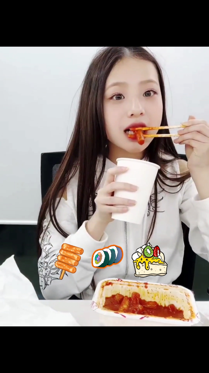 Mukbang with bunso. Those little laughs in between tho.☺️❤️ . . . #seowon #limseowon #mukbang #weverselive #unis #teokbokki #gimbap #fyp 