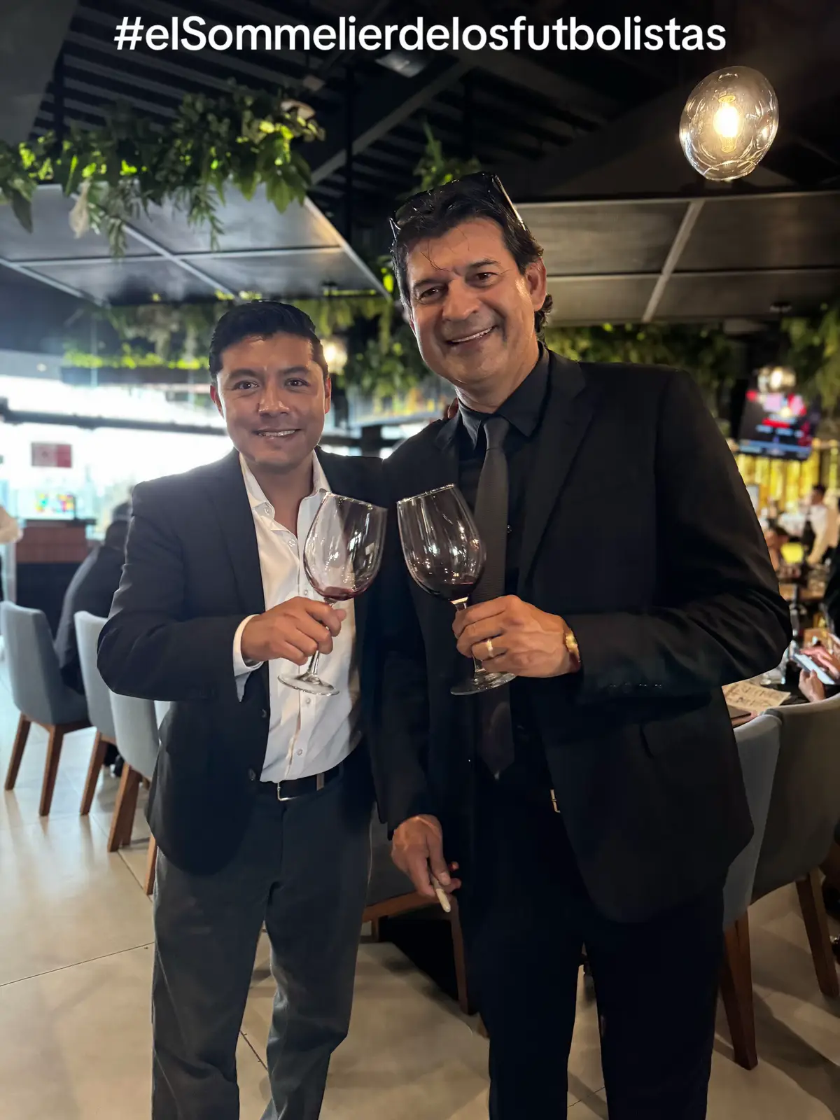 Honrado y agradecido por ser el sommelier que dirigió la cata de presentacion de Diablo Mayor en Toluca, acompañado de figuras del deporte la comida maridaje fue todo un éxito, Pepe Cardozo es un gran anfitrion. 