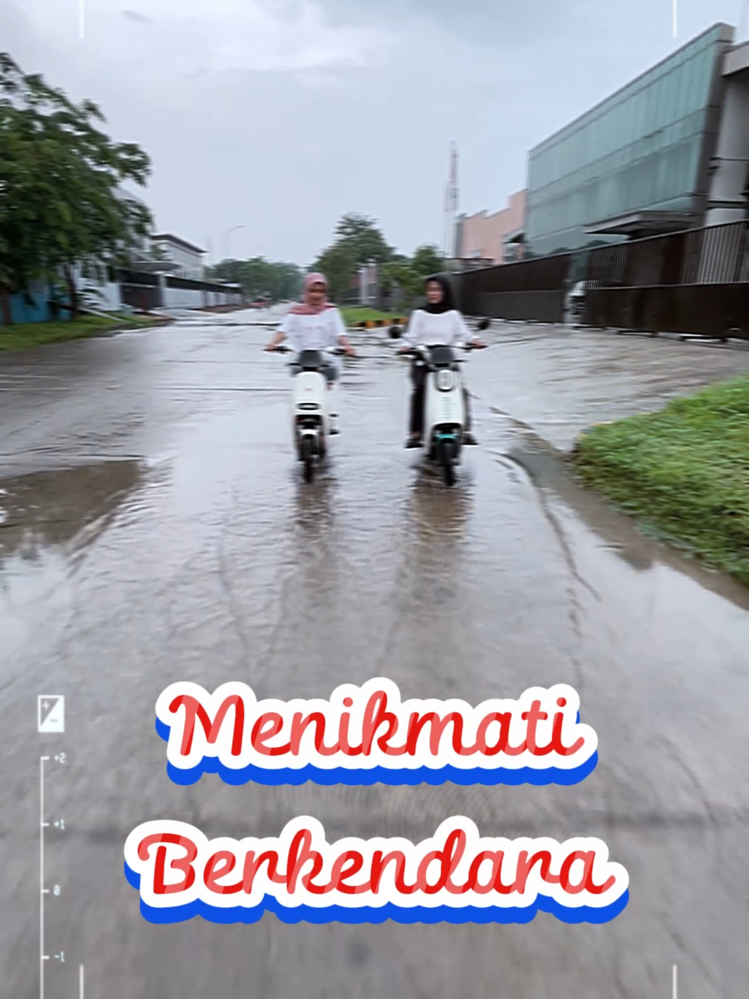 Jalan jalan sore bareng bestie  sambil menikmati indahnya sore hari... jalanan tergenang air bukan masalah bagi  Sepeda Listrik MOO #sepedalistrik #motorlistrik #fypシ゚