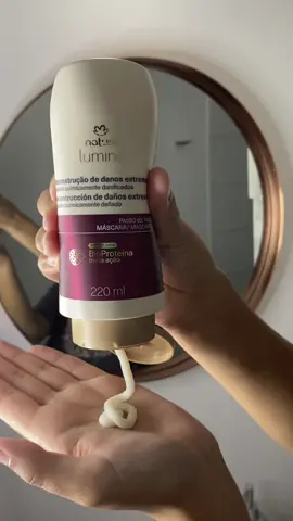 💇🏻‍♀️ ¿Cómo pasé de tener el pelo dañado a uno brillante y reparado? ☝🏻Resultados visibles: Mi cabello luce mucho más brillante, con menos puntas abiertas y una sensación de reparación profunda. 🌸 Nuevo aroma: La línea Lumina ahora tiene un aroma renovado y duradero con notas de flores, maderas, cedro, musk, ámbar y vainilla. 🌈 Renovación de Lumina: Además del cambio en su fragancia, Lumina se rediseñó visualmente, manteniendo sus ingredientes veganos y libres de parabenos y aceites minerales. 🛒Dónde encontrarla: Puedes adquirir Lumina en mi página o en las revistas Natura que envío por mensaje. ¡Descubre la diferencia! Esta línea está pensada para transformar y reparar el cabello dañado. #NaturaNuevoLuminaCBI #humor #cabello #belleza #conce #pelo 