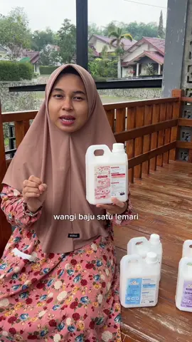 Emang bisa bikin wangi baju satu lemari? Lily Fresh yang varian blossom red ini wanginya parfum laundry dan sudah biasa di checkout ibu-ibu yang ingin satu lemari seperti wangi laundry. #parfumlaundry #pelicinpakaian #pewangipakaian #parfumsetrika #pelicinsetrika 