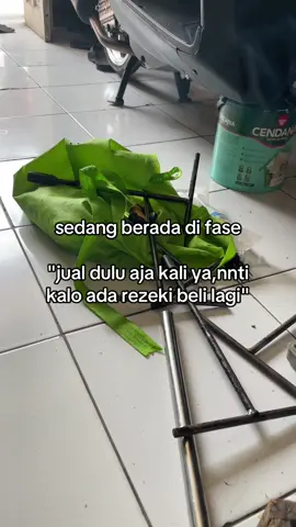 kadang dibawah kadang di paling bawah😔
