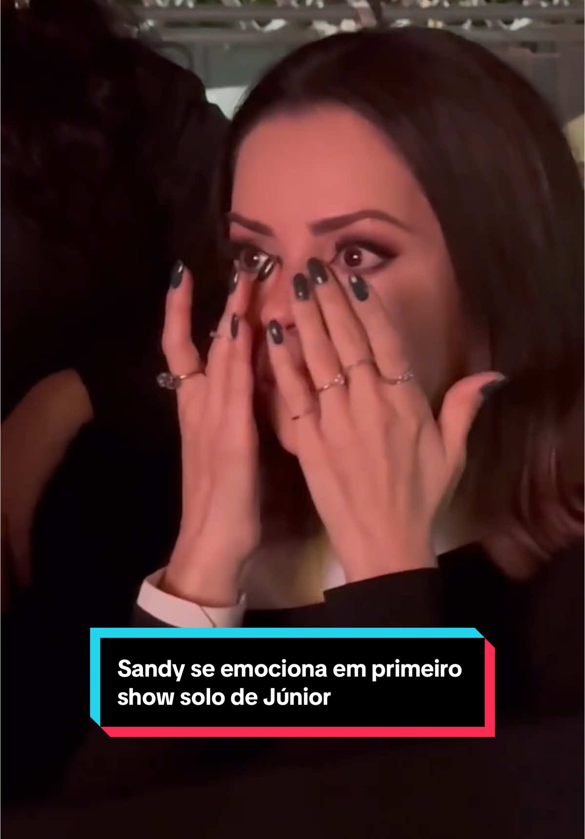 Sandy se emociona em primeiro  show solo de Júnior 🥹🫶🏻 #Sandy #SandyLeah #Junior #juniorLima #JuniorSolo #Solo 