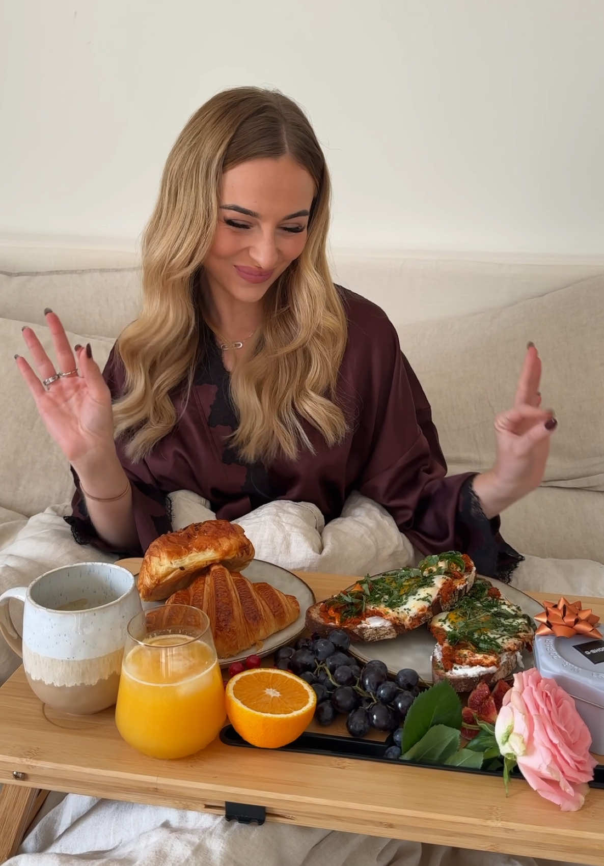 J'offre à Babe une nouvelle @G-SHOCK ⏰ Pour lui faire la surprise, je lui prépare un bon petit-déjeuner au lit avec ma montre GM-2110D-4AER 🧡