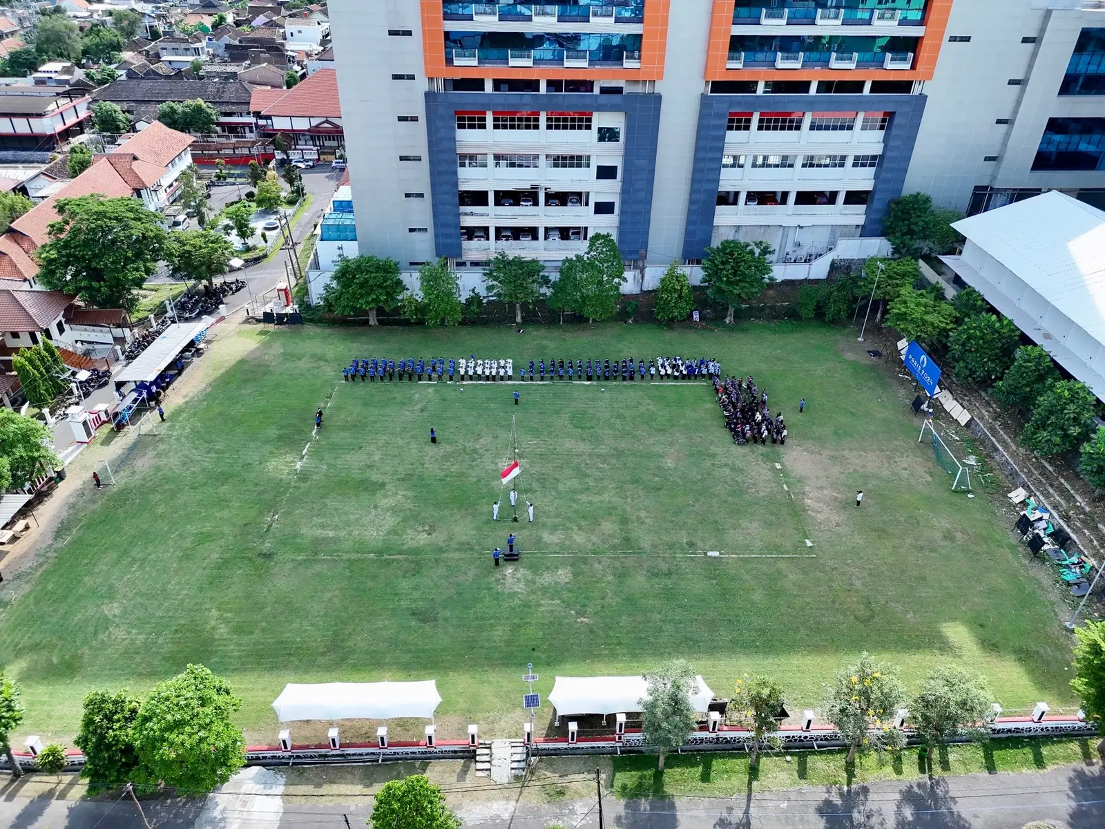 🇮🇩 Upacara dalam rangka memperingati hari Pahlawan Nasional 10 November 2024 🇮🇩 📌 Lapangan Kementrian Sosial Republik Indonesia, SENTRA TERPADU Prof. Dok. SOEHARSO Surakarta  Mimin mengucapkan selamat hari Pahlawan Nasional 🫡 Pict by @solodrone_  #surakarta #surakartahits #surakartans #surakartakita #surakartahadiningrat #surakartakekinian #soloraya #haripahlawannasional #upacarabendera #sewadronejogja #sewadronesolo 