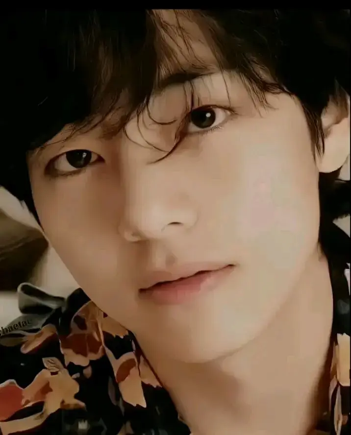 eye contact with Kim Taehyung 💜  omg his eyes 👀  #kimtaehyung #fypシ゚viral💜tiktok #fyppppppppppppppppppppppp 